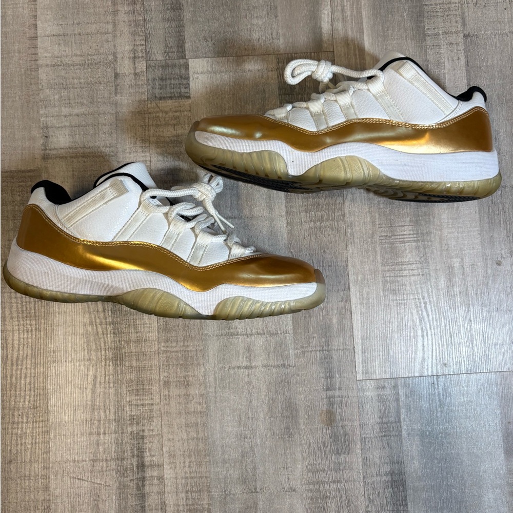 Jordan 11’s Retro Men’s Size 8.5 Gold & White
